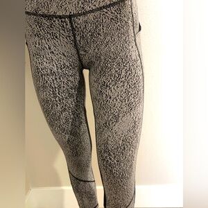 Lululemon leggings, size 6, black and gray print